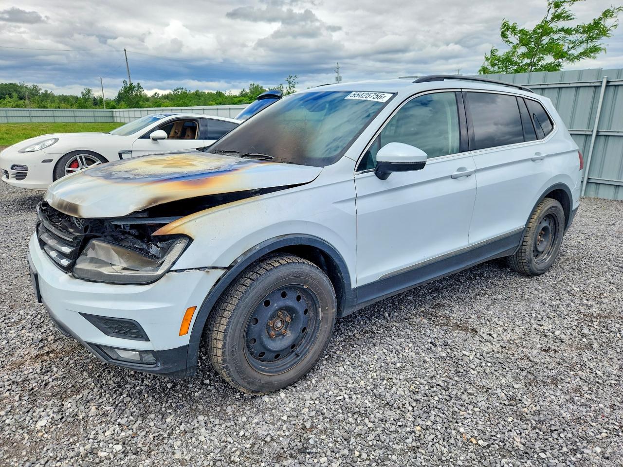 2018 Volkswagen Tiguan SEL, VIN 3VV2B7AX0JM166493 — Пожар в моторном отсеке
