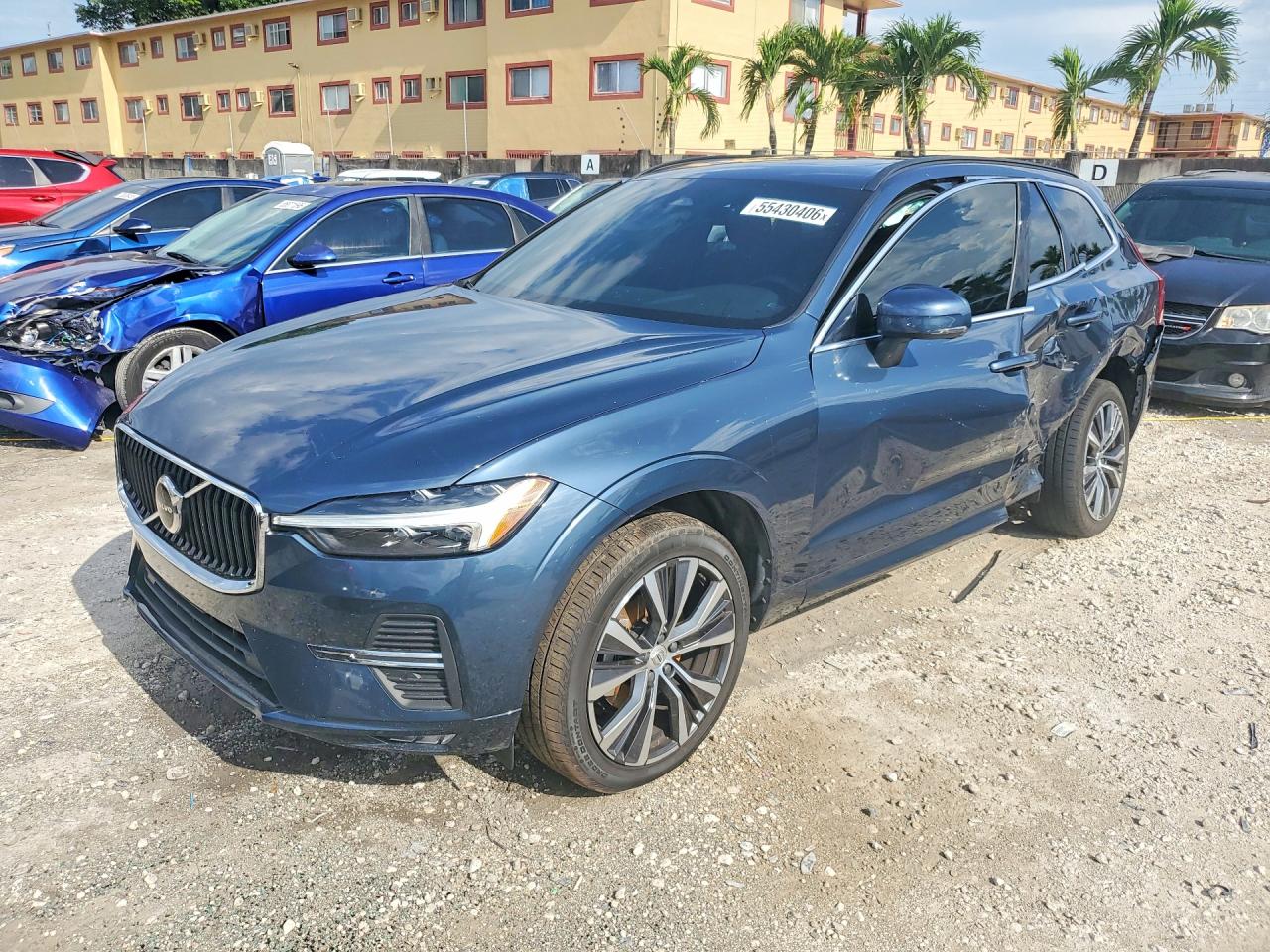 2022 Volvo XC60 Momentum, VIN YV4L12DK4N1946750 — Бок