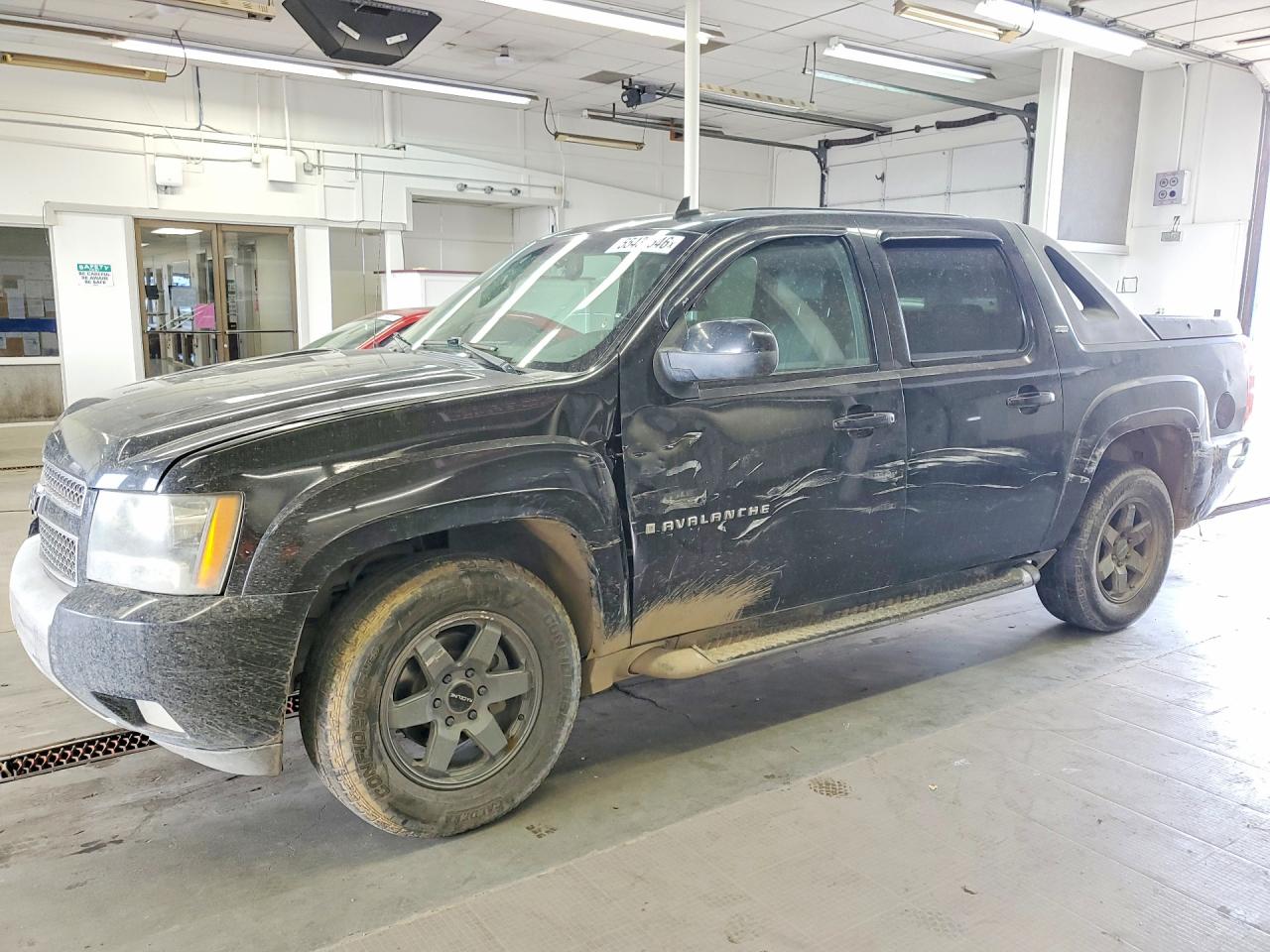 2009 Chevrolet Avalanche 2LT, VIN 3GNFK22089G179921 — Side