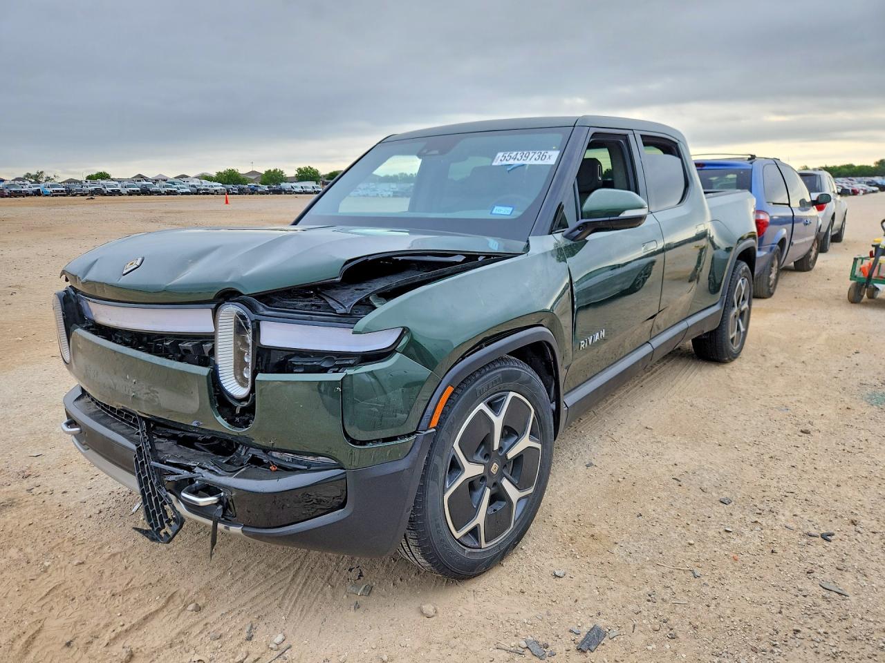 2023 Rivian R1T Adventure, VIN 7FCTGBAA7PN028073 — Front end