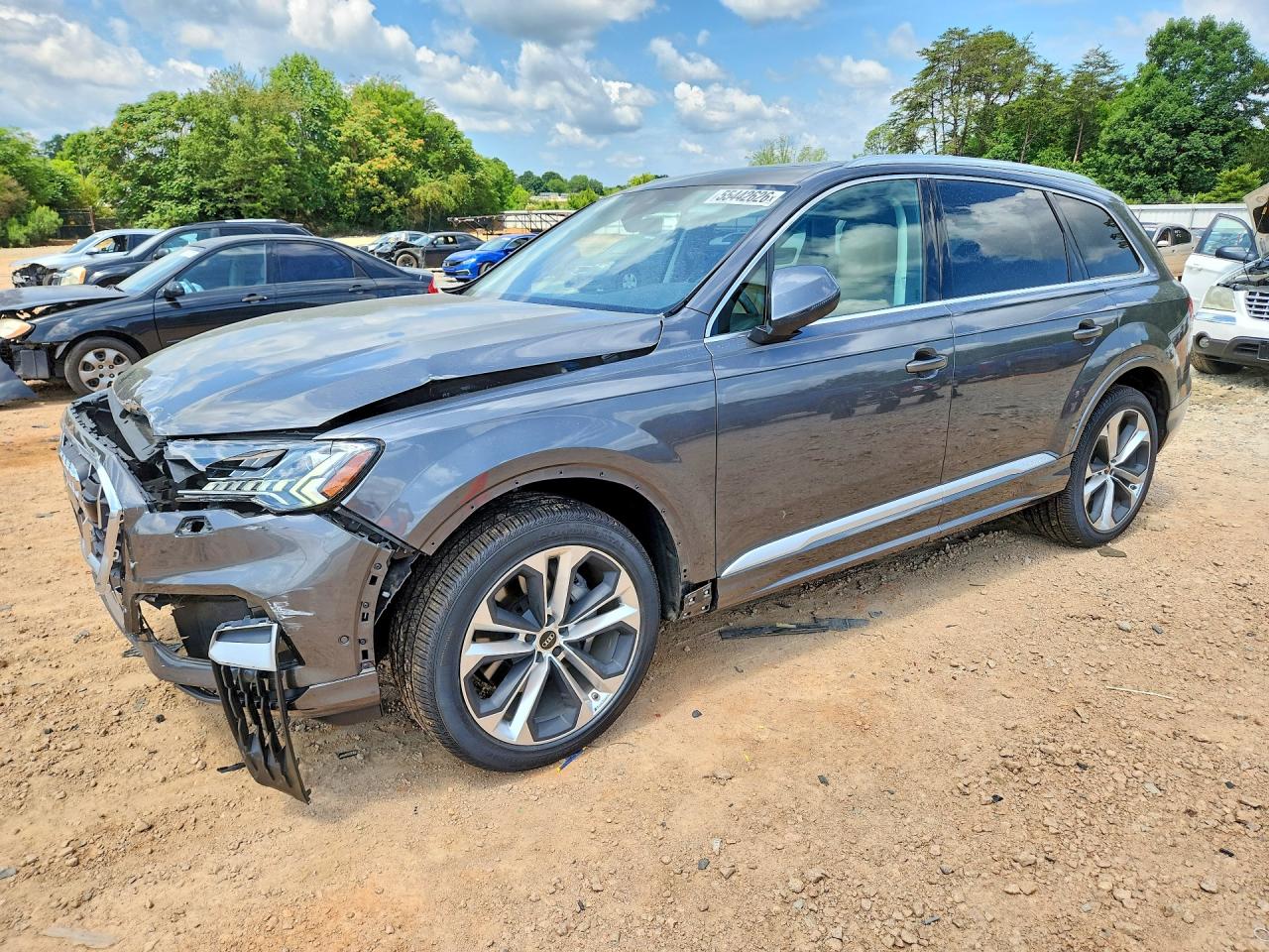 2024 Audi Q7 Premium Plus, VIN WA1LXBF75RD000875 — Перед