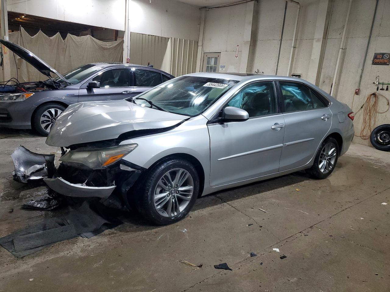2016 Toyota Camry SE, VIN 4T1BF1FK1GU249749 — Front end