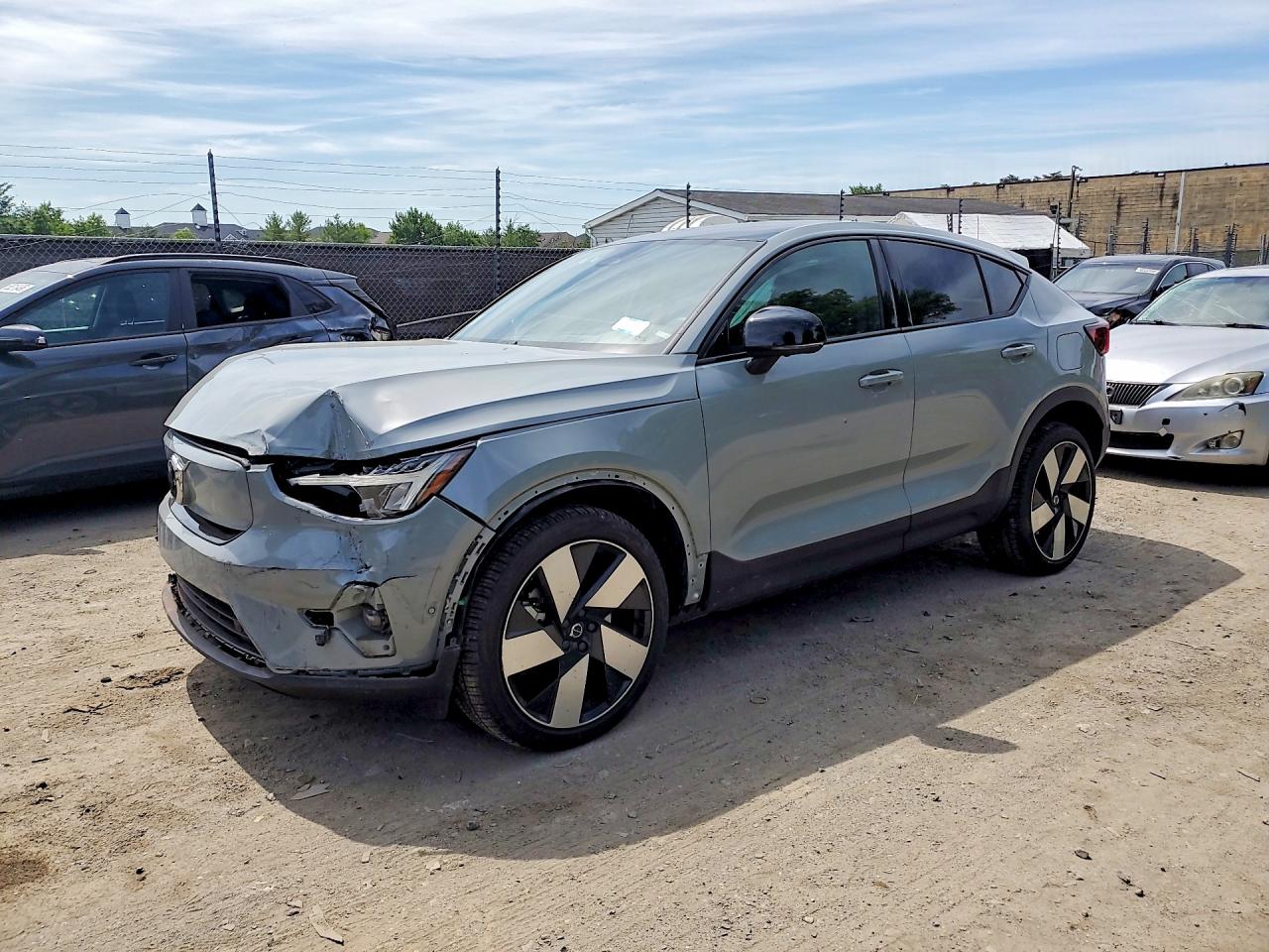 2024 Volvo C40 Plus, VIN YV4EH3BL4R2098374 — Перед