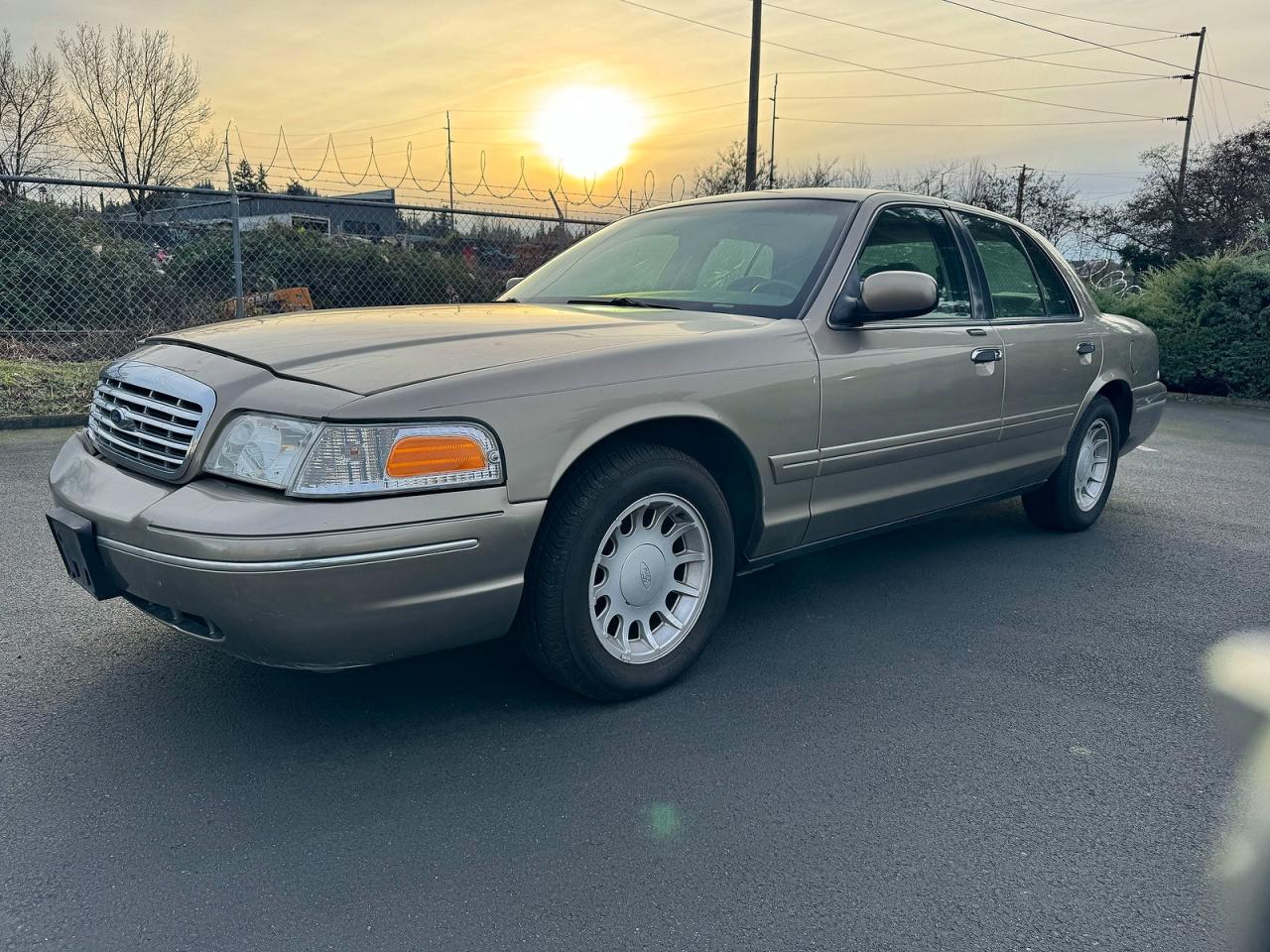 2001 Ford Crown Victoria LX, VIN 2FAFP74W41X162882 — Front end