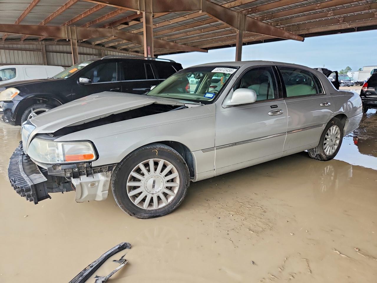 2003 Lincoln Town Car Signature, VIN 1LNHM82W73Y703166 — Перед