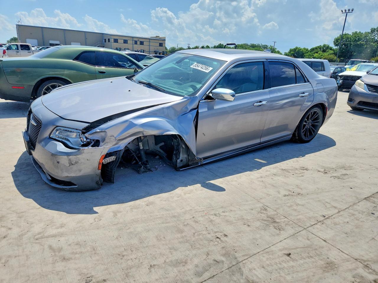 2016 Chrysler 300 C, VIN 2C3CCAEG8GH127914 — Перед