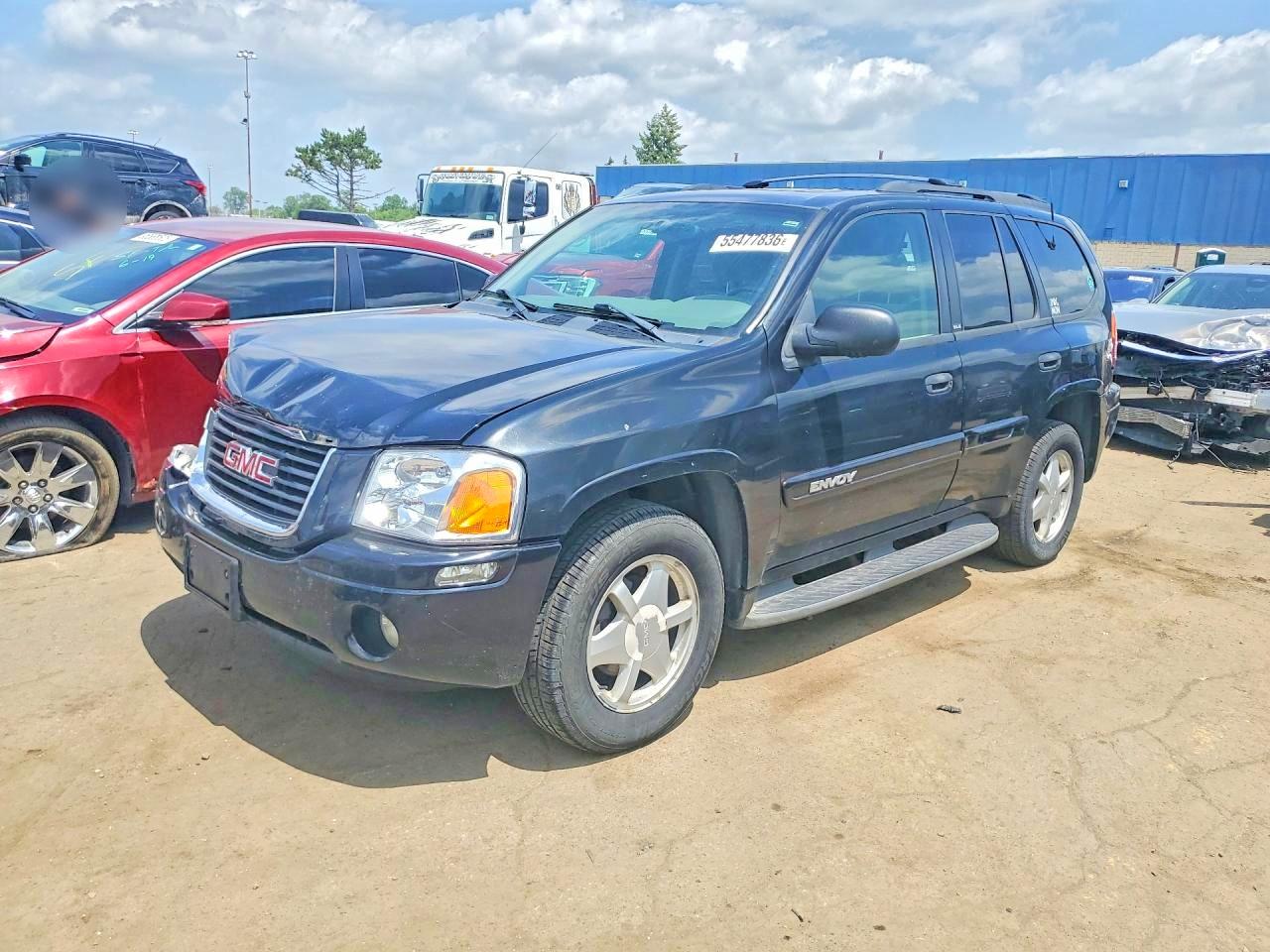 2002 GMC Envoy SLE, VIN 1GKDT13S222255000 — Front end