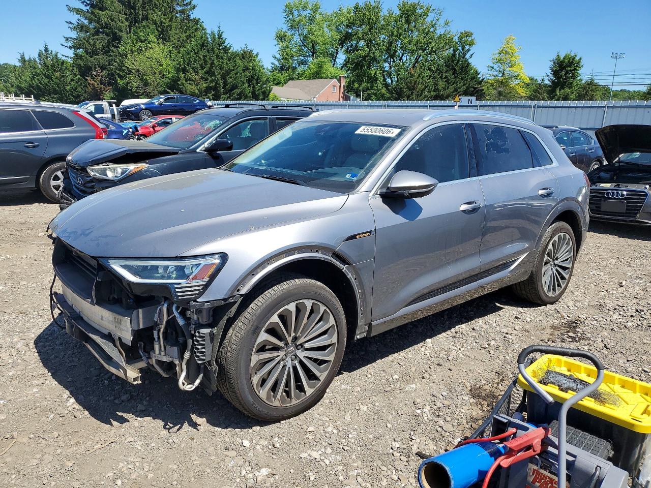 2019 Audi e-tron Prestige, VIN WA1VABGE9KB010060 — Перед
