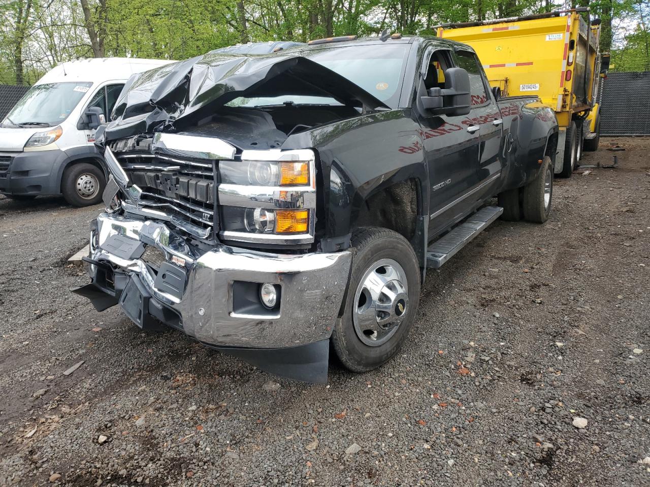 2015 Chevrolet Silverado 3500, VIN 1GC5K0E88FZ140686 — Перед