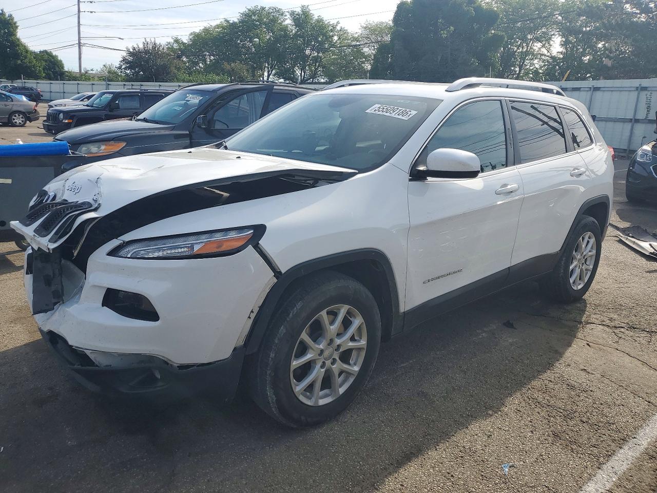 2017 Jeep Cherokee Latitude, VIN 1C4PJMCS2HW615416 — Front end