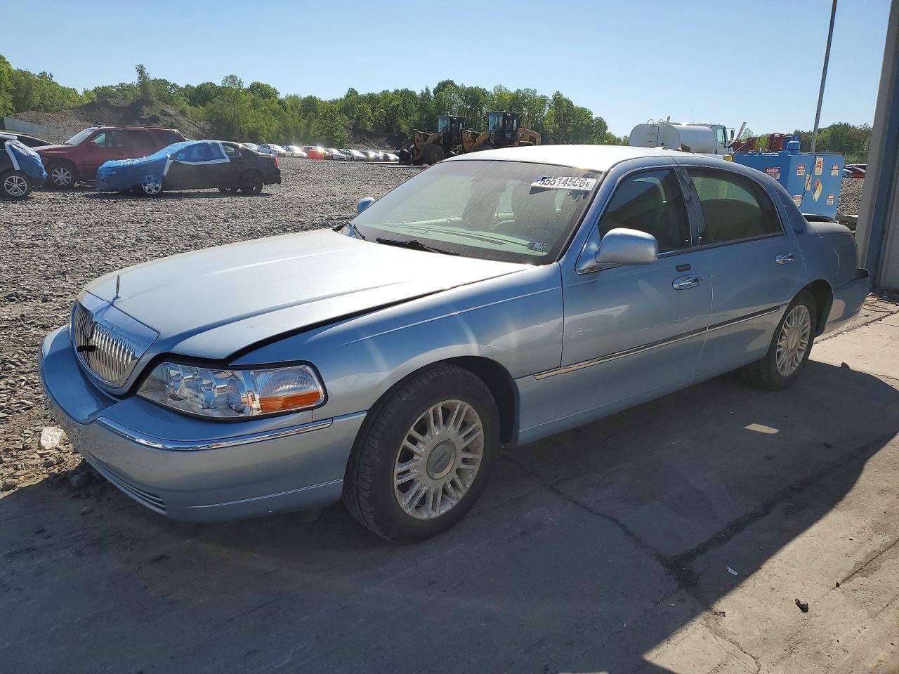 2011 Lincoln Town Car Signature Limited, VIN 2LNBL8CV7BX762179 — Rear end
