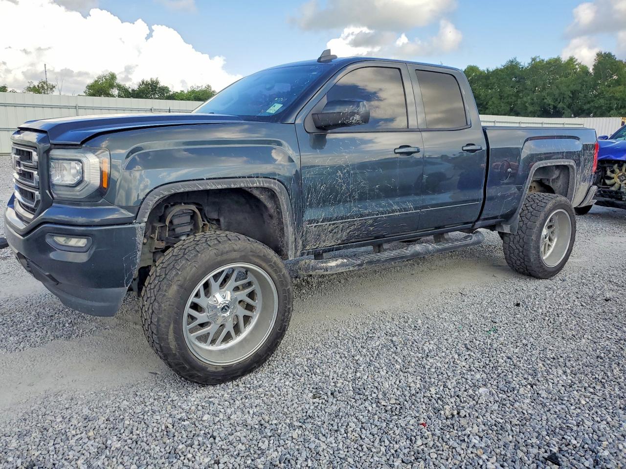 2018 GMC Sierra 1500, VIN 1GTR1LEH4JZ213857 — Minor dents and scratches