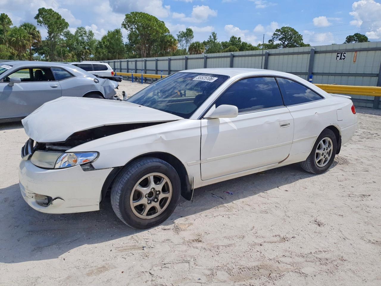 2000 Toyota Solara SE, VIN 2T1CG22P2YC385951 — Front end