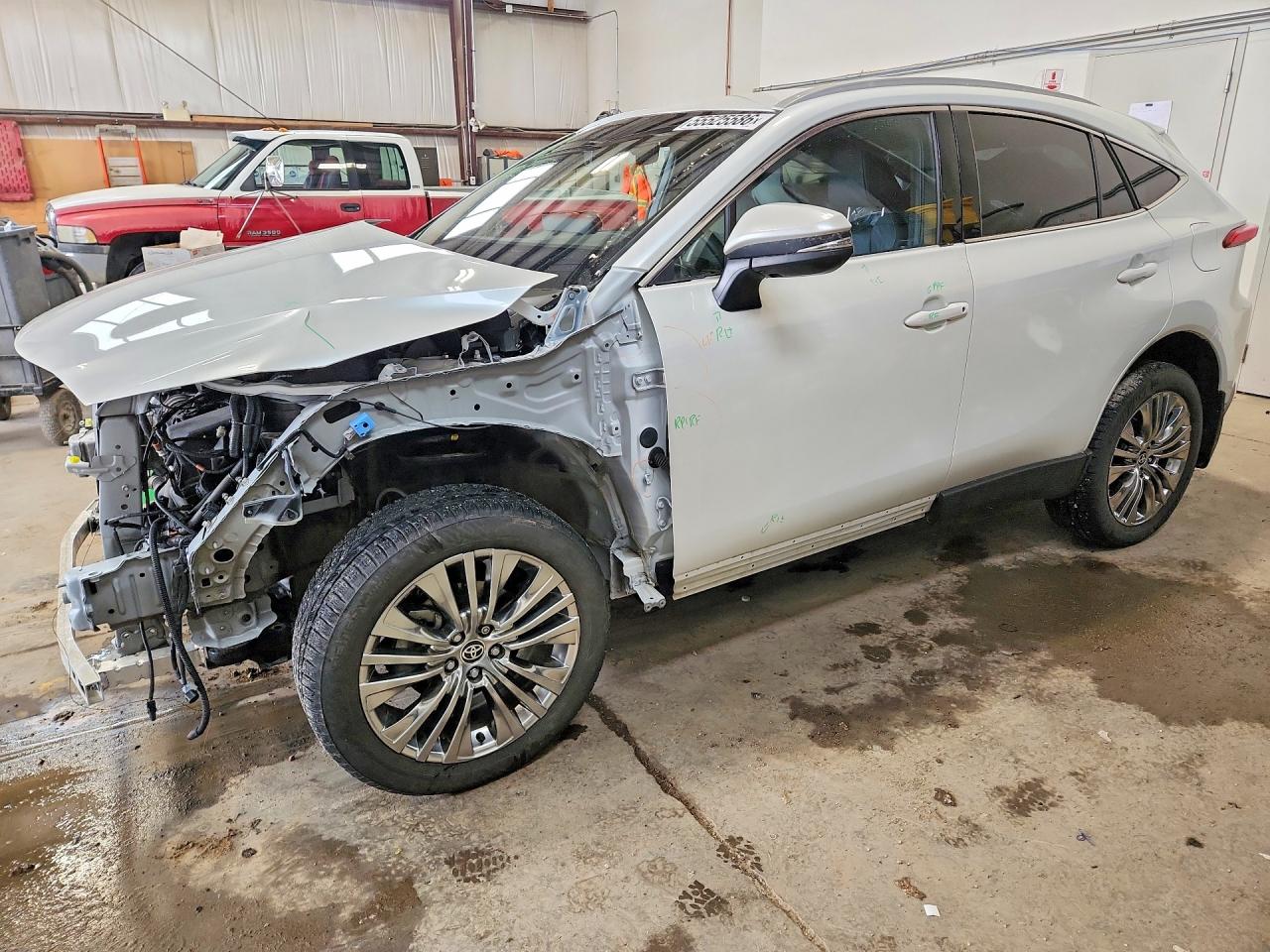 2024 Toyota Venza XLE, VIN JTEAAAAH0RJ180899 — Front end