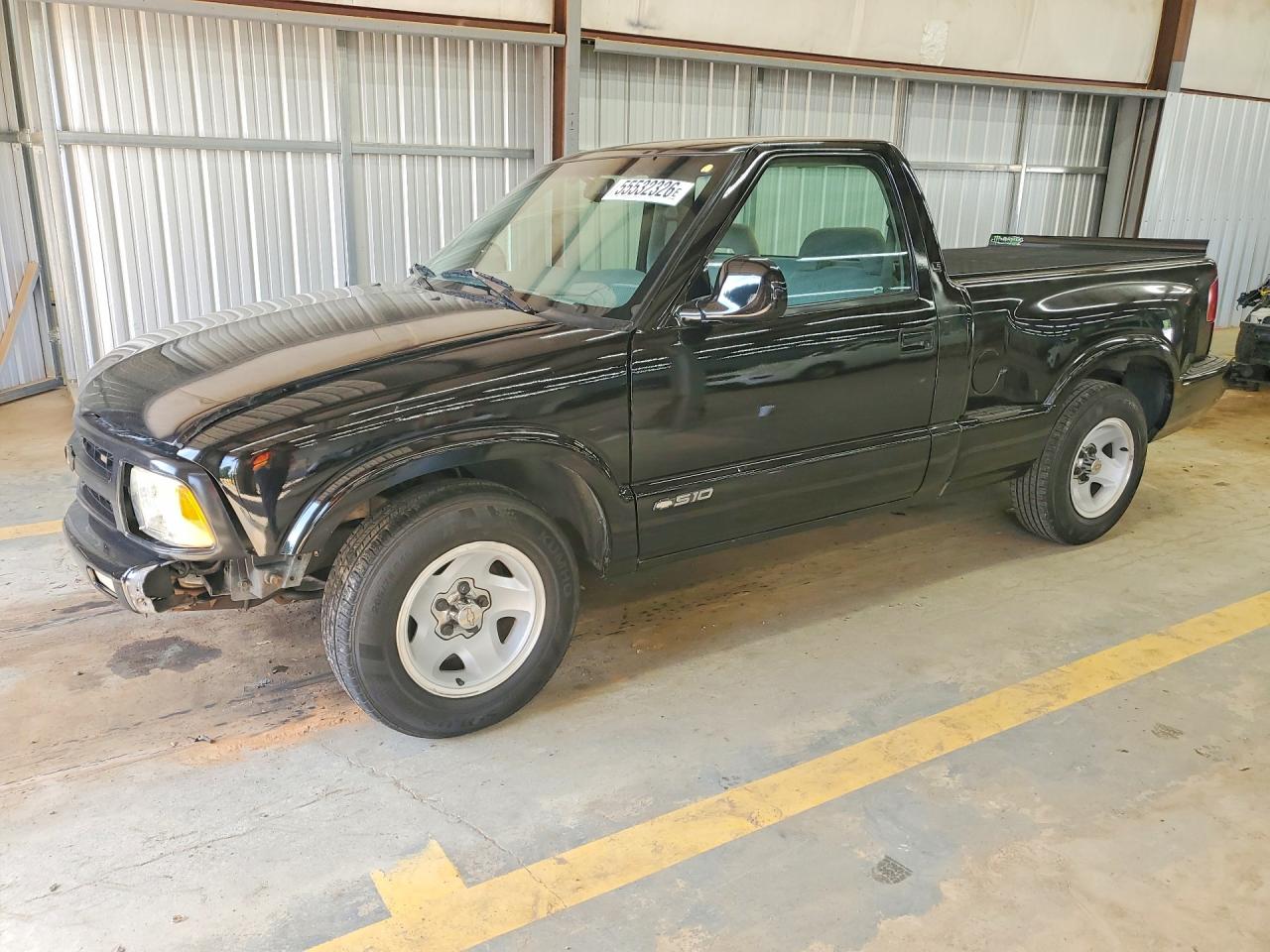 1997 Chevrolet S-10 LS, VIN 1GCCS1442V8134687 — Front end