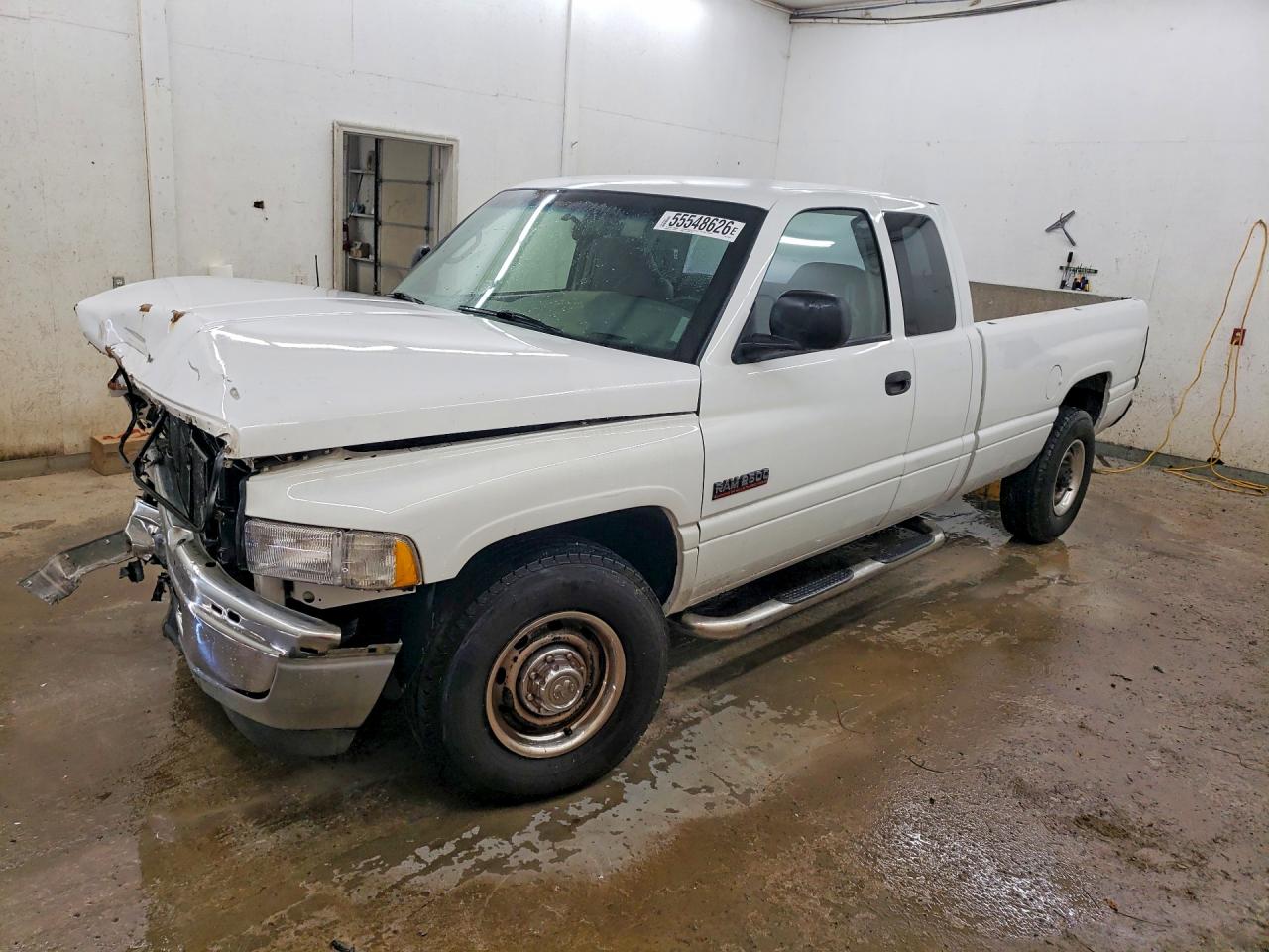2001 Dodge 2500, VIN 1B7KC23671J197224 — Front end