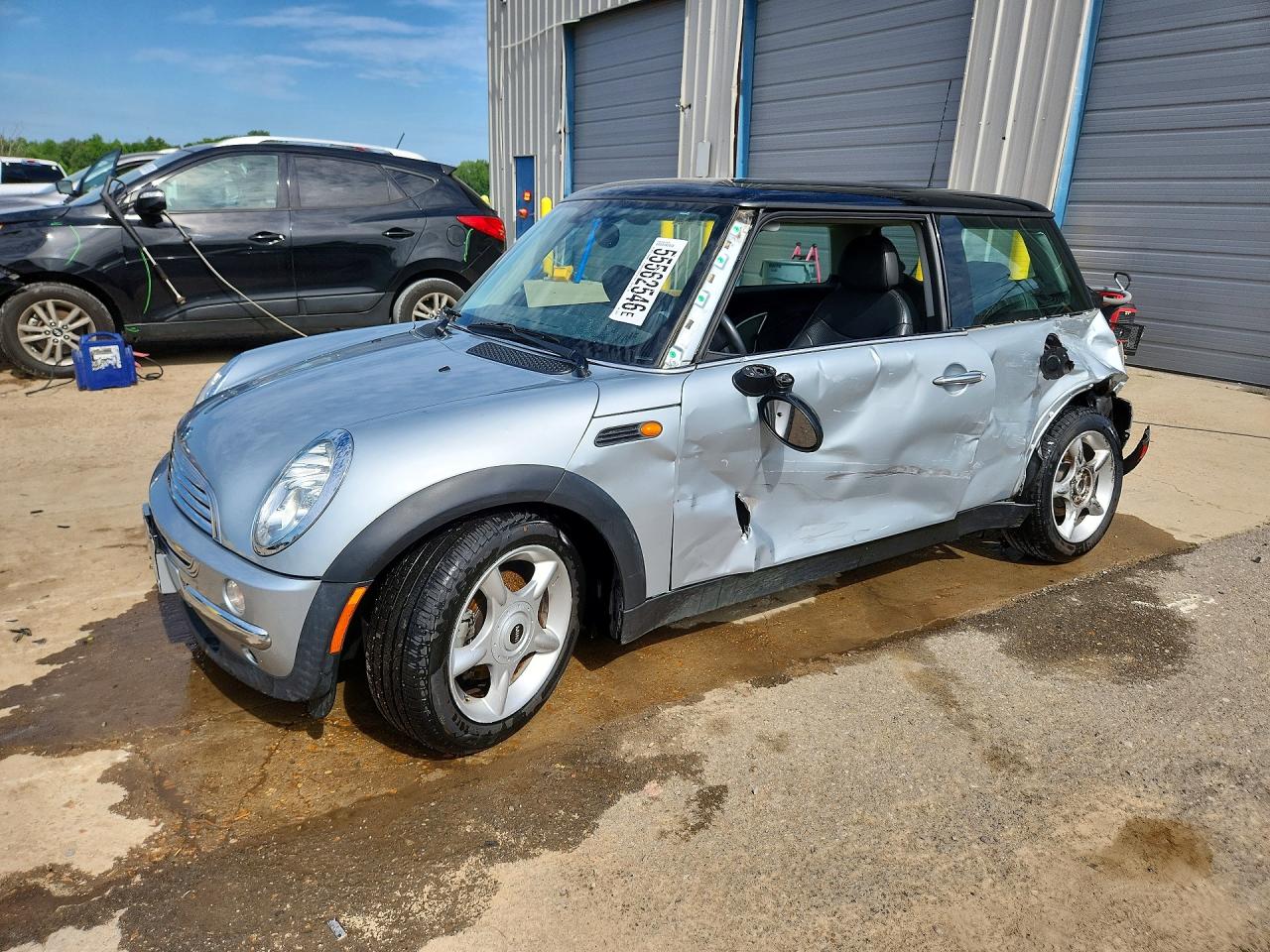2004 MINI Hardtop, VIN WMWRC33454TC53043 — Бок