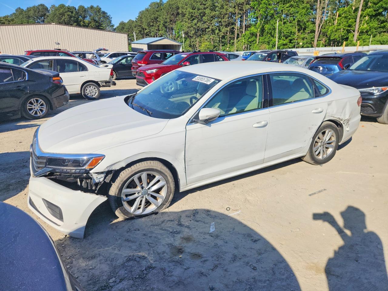 2020 Volkswagen Passat SE, VIN 1VWSA7A31LC025688 — Front end