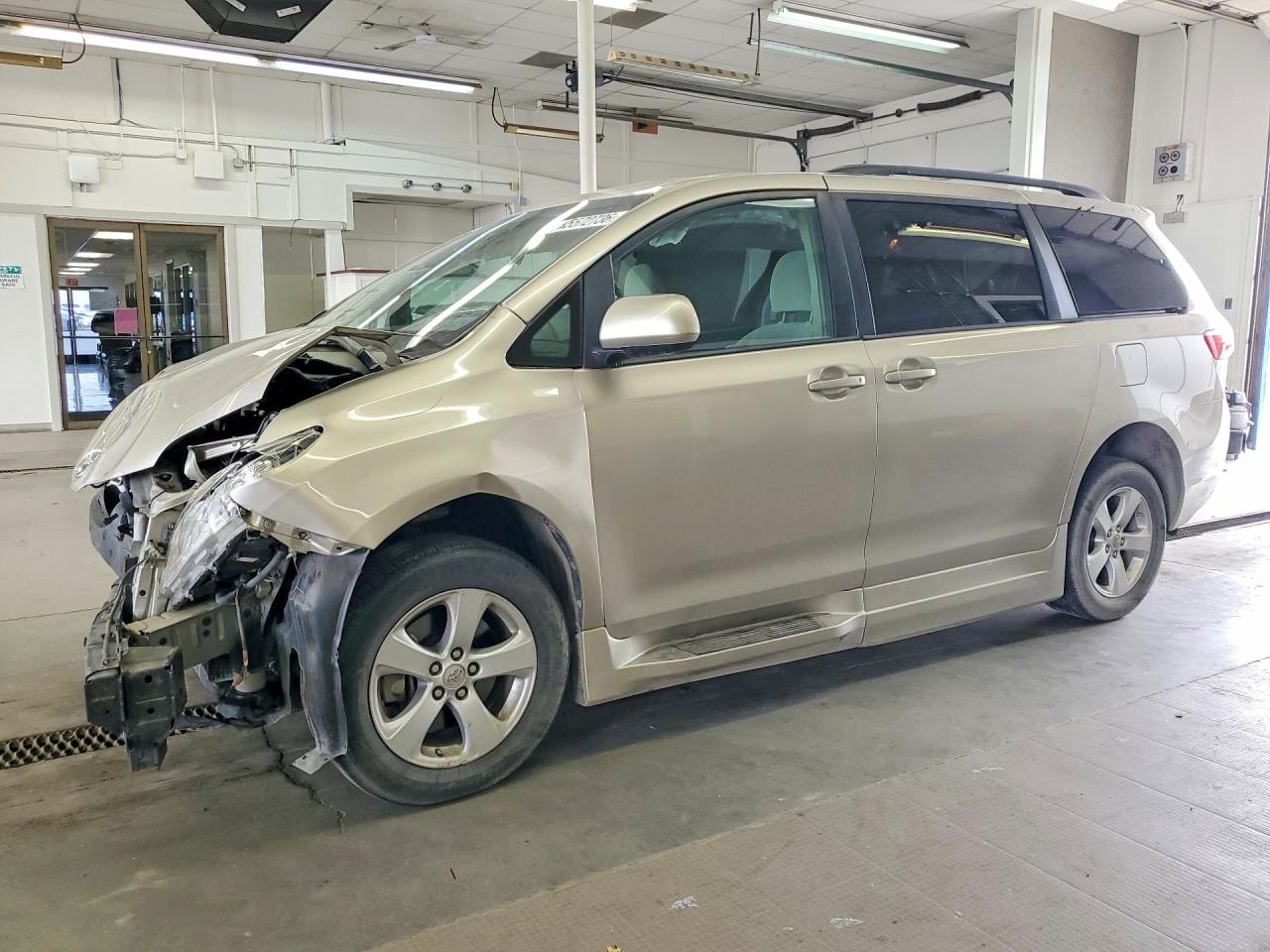 2015 Toyota Sienna LE, VIN 5TDKK3DC8FS627771 — Front end
