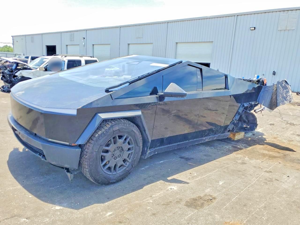 2024 Tesla Cybertruck, VIN 7G2CEHED9RA013718 — Rear end