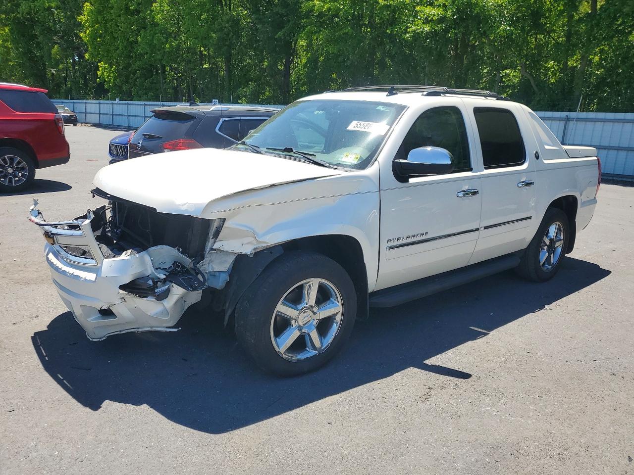 2013 Chevrolet Avalanche LTZ, VIN 3GNTKGE77DG169673 — Front end