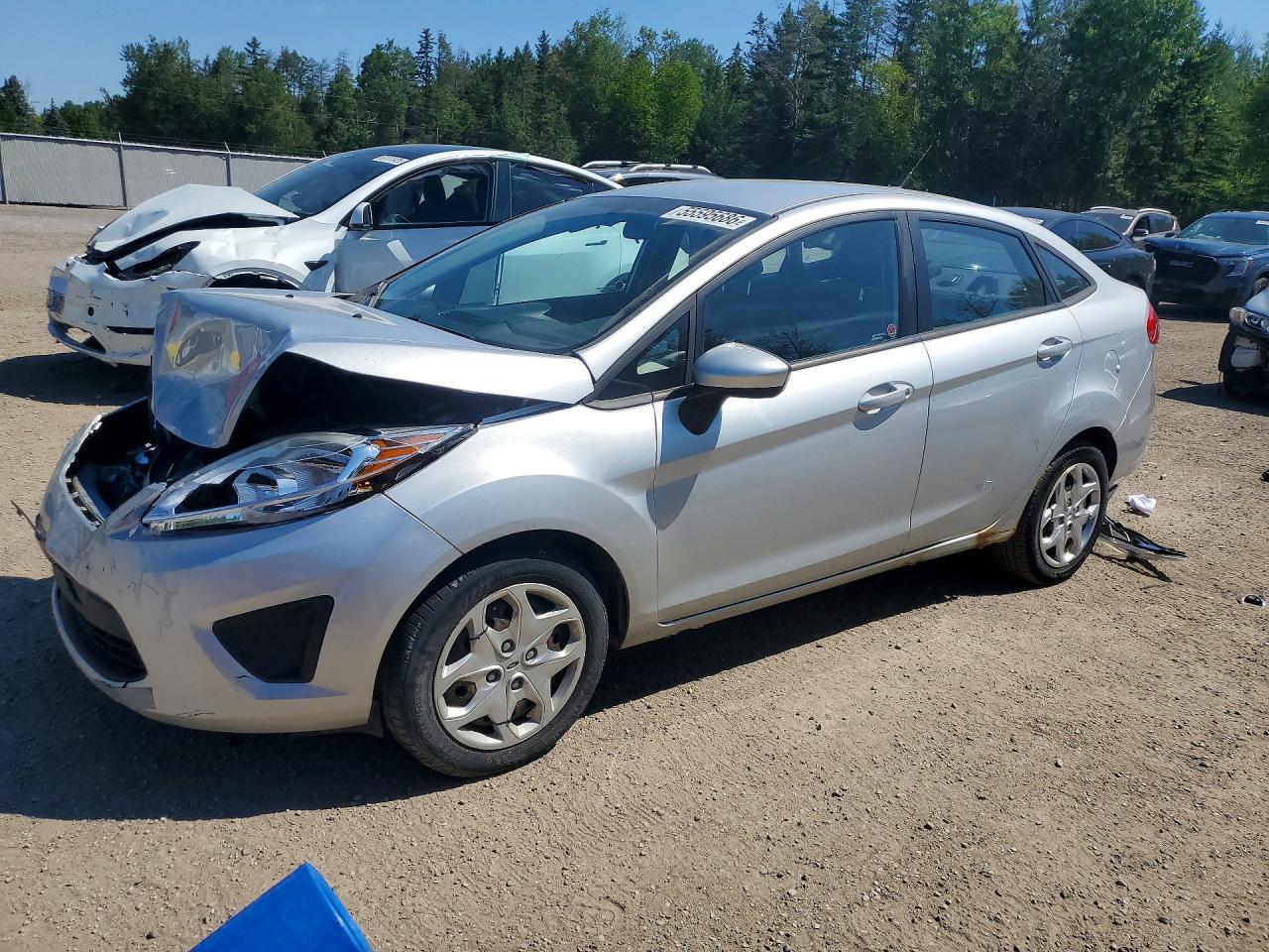 2013 Ford Fiesta SE, VIN 3FADP4BJ6DM166378 — Front end