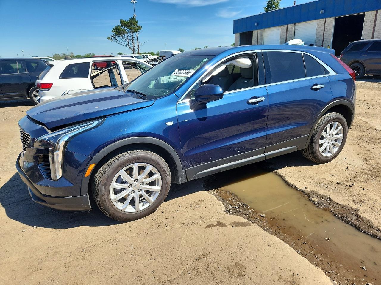 2022 Cadillac XT4 FWD Luxury, VIN 1GYAZAR49NF137944 — Front end