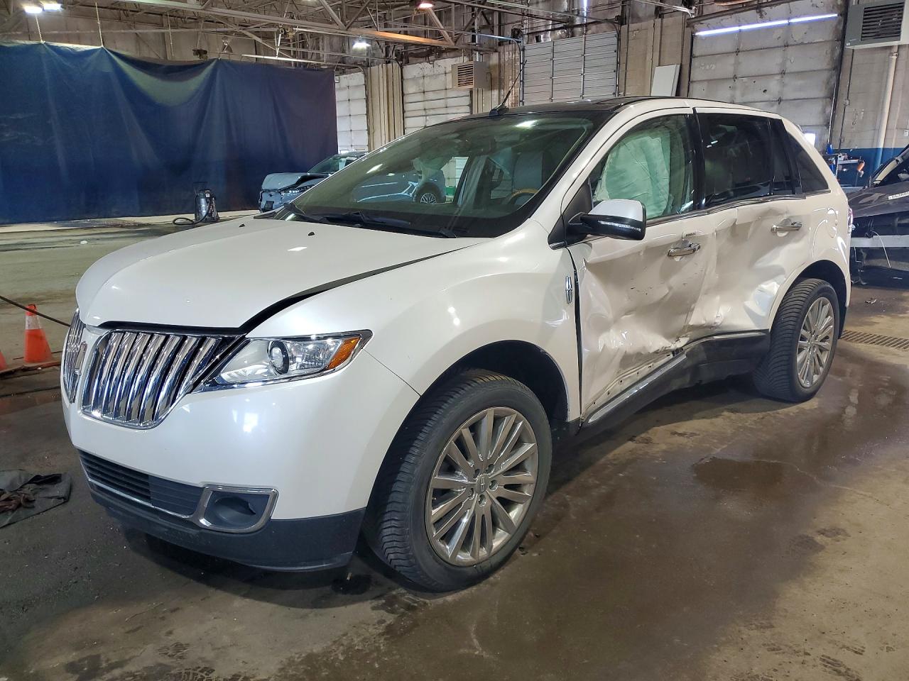 2013 Lincoln MKX, VIN 2LMDJ8JK8DBL10348 — Side