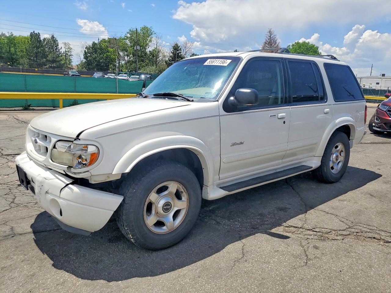 2001 Ford Explorer Limited, VIN 1FMDU75E31ZA17063 — Front end