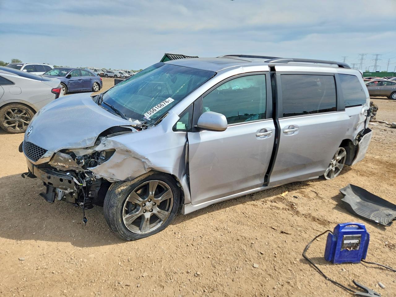2017 Toyota Sienna SE Premium, VIN 5TDXZ3DC1HS792419 — Rear end