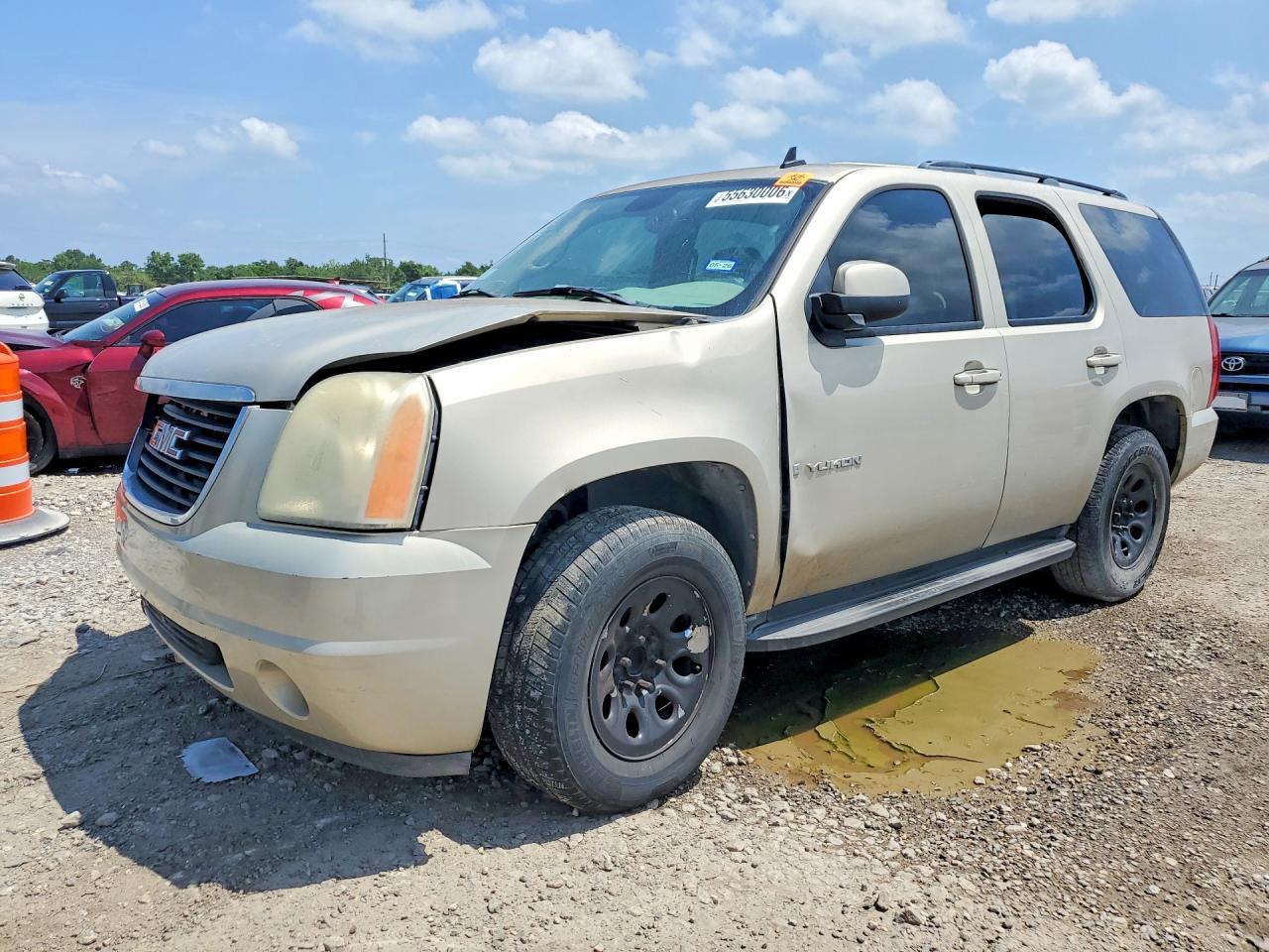 2007 GMC Yukon SLE, VIN 1GKFC13C57R369427 — Front end