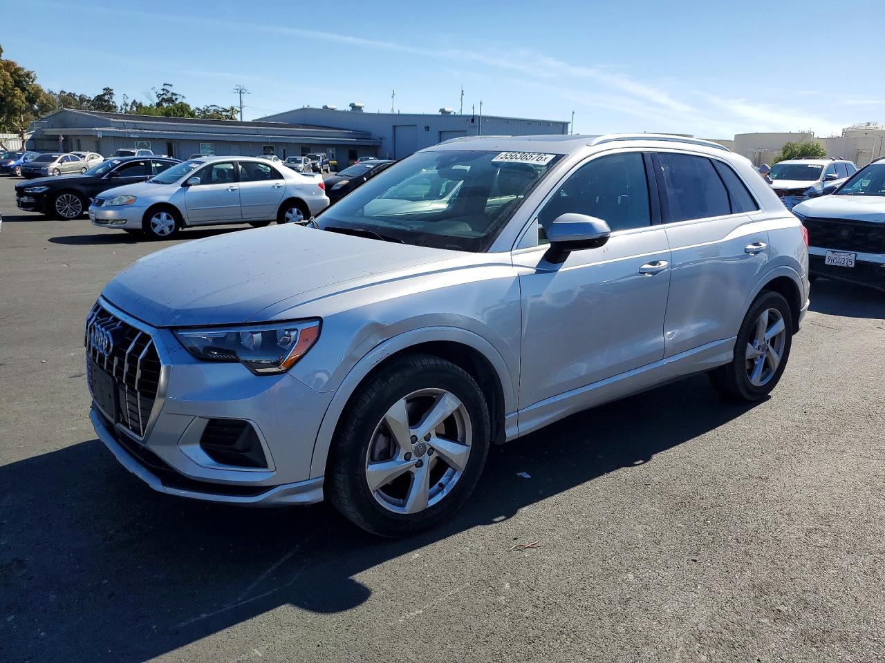 2019 Audi Q3 Premium, VIN WA1AECF34K1077356 — Бок