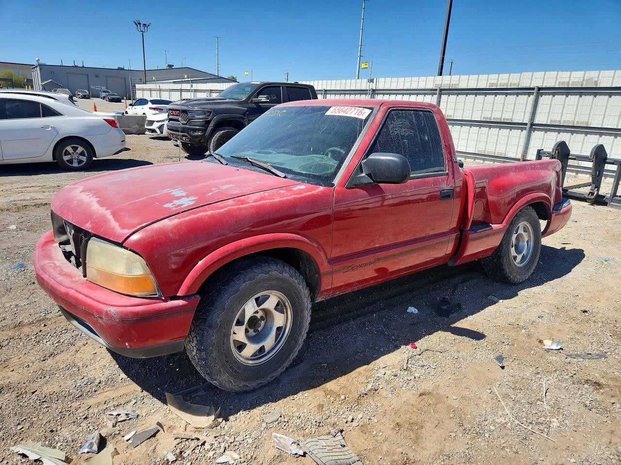 1998 GMC Sonoma SLS, VIN 1GTCS1444W8510727 — Side