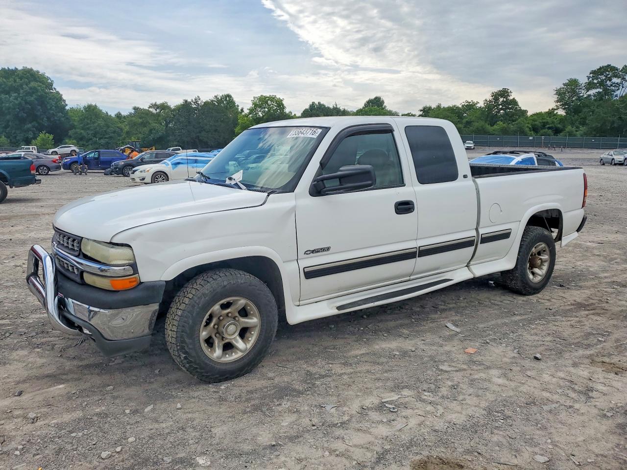 2000 Chevrolet Silverado 2500 LS, VIN 1GCFC29U4YZ118370 — Front end