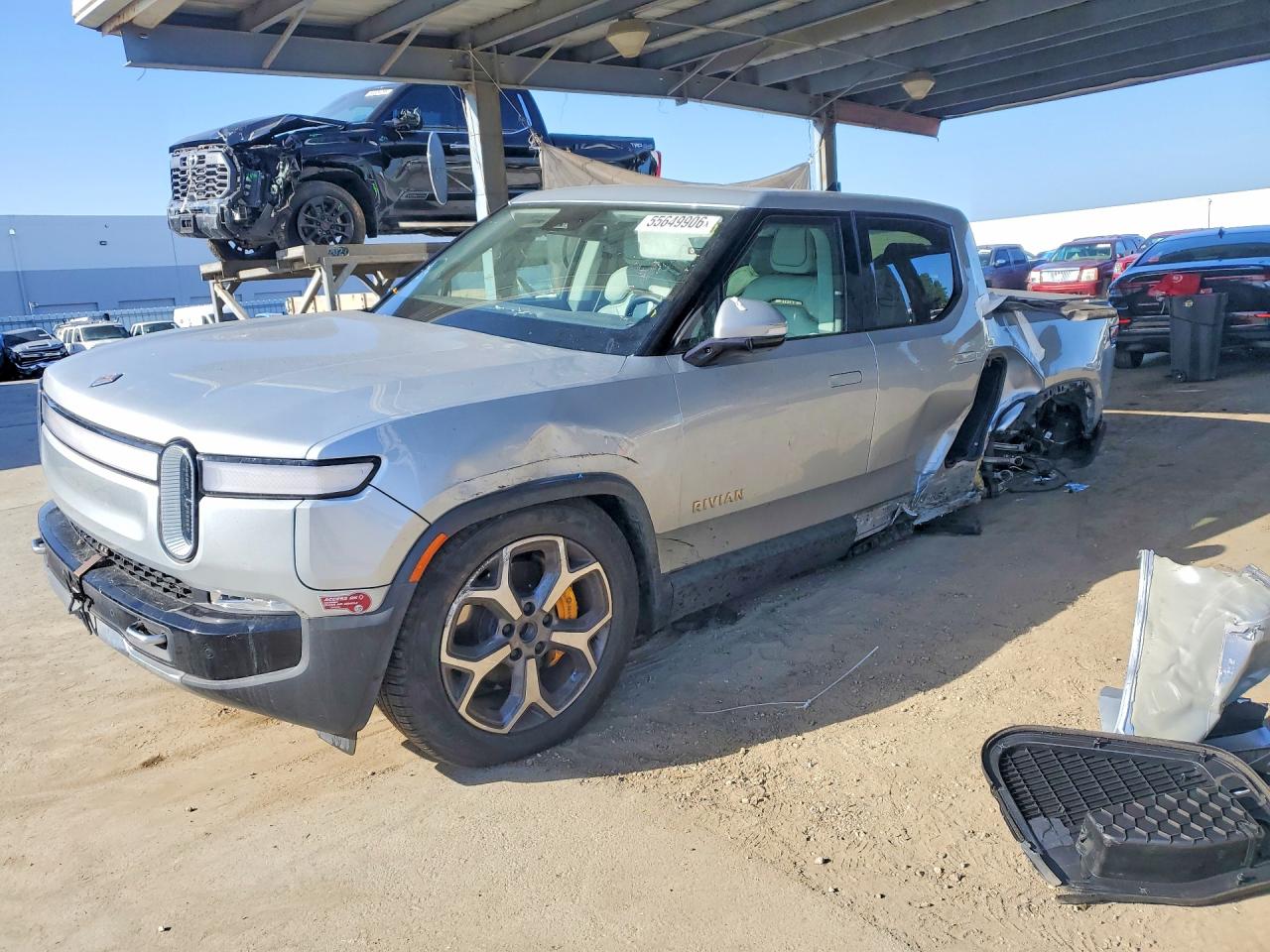2023 Rivian R1T Adventure, VIN 7FCTGAAA8PN025371 — Front end