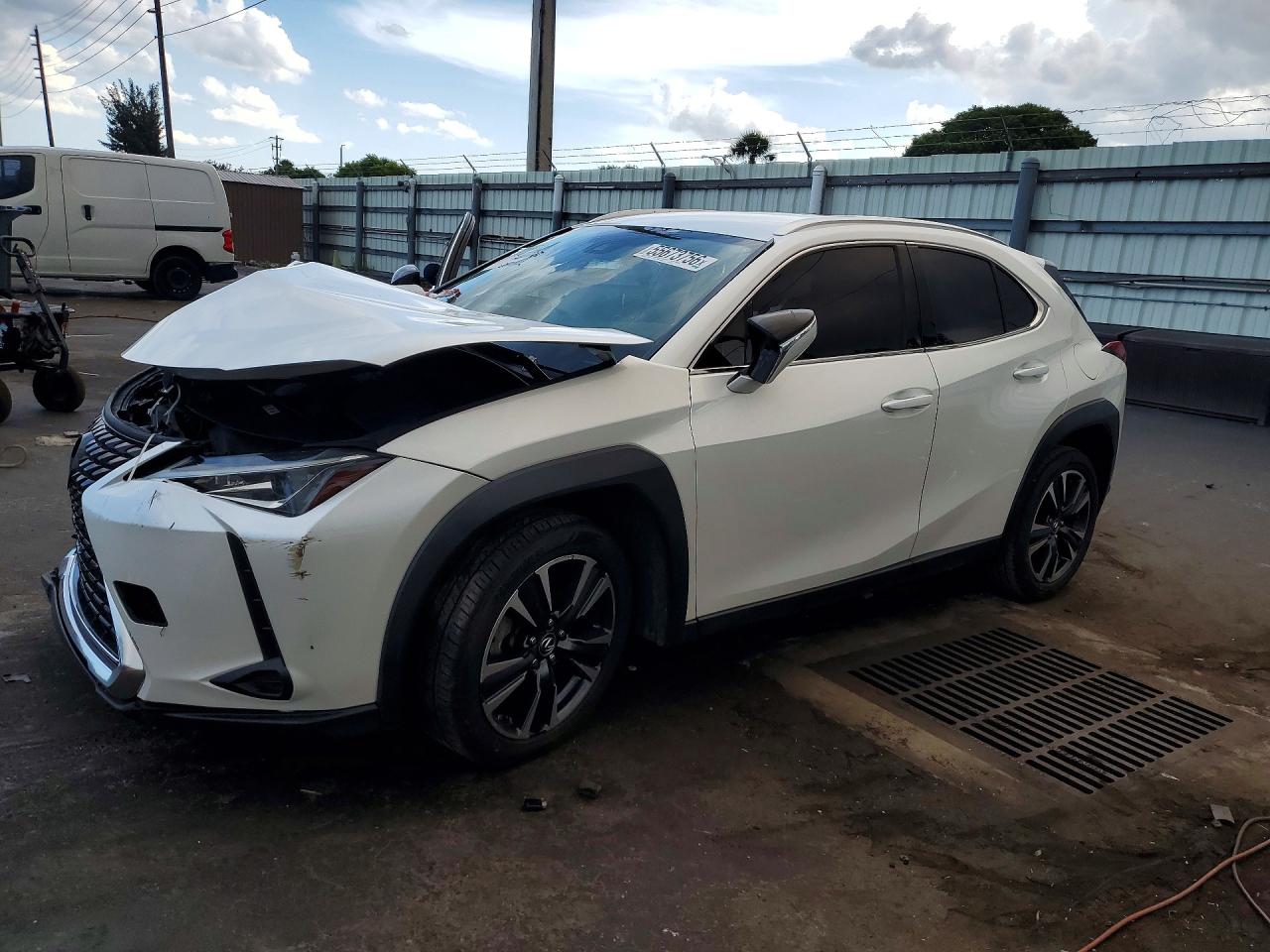 2021 Lexus UX 200, VIN JTHX3JBH2M2042869 — Перед