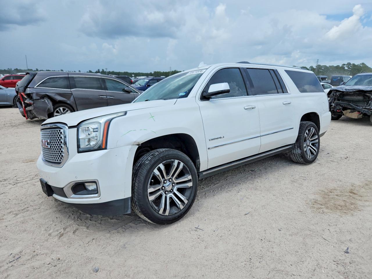 2017 GMC Yukon XL Denali, VIN 1GKS1HKJ4HR316006 — Side
