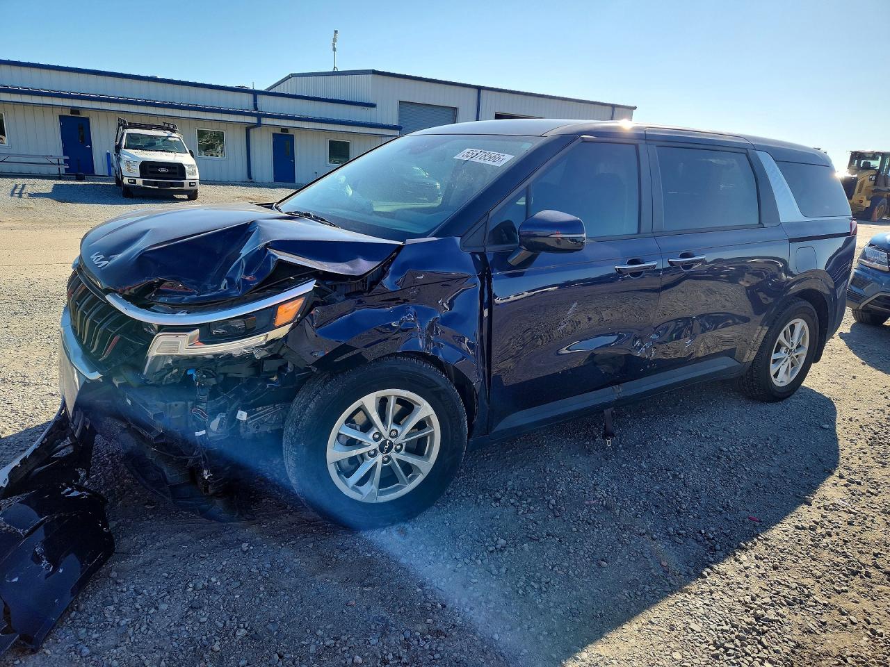 2023 Kia Carnival LX, VIN KNDNB4H36P6278267 — Front end