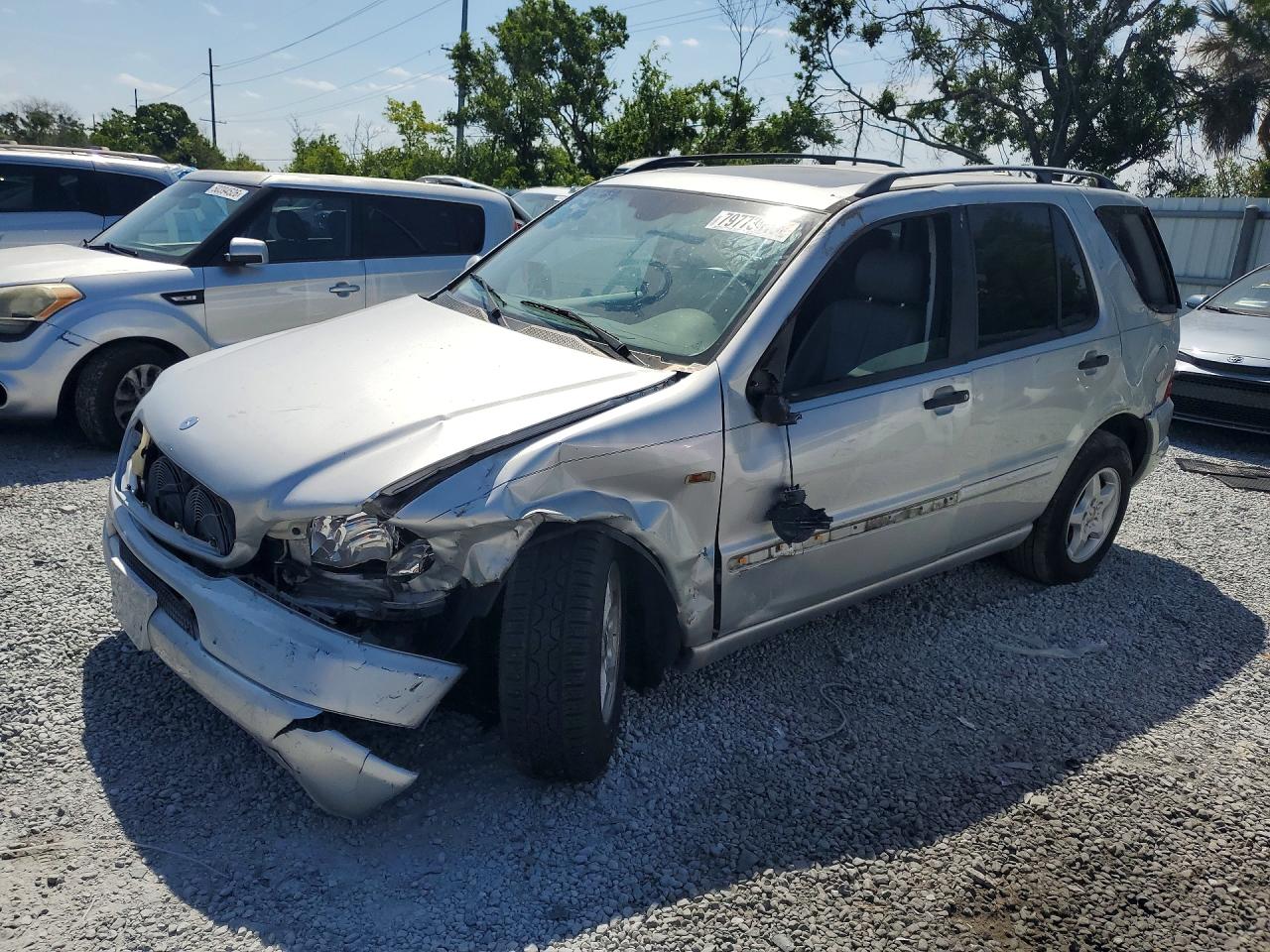 2001 Mercedes-Benz M 320/430/500, VIN 4JGAB54E81A260817 — Front end