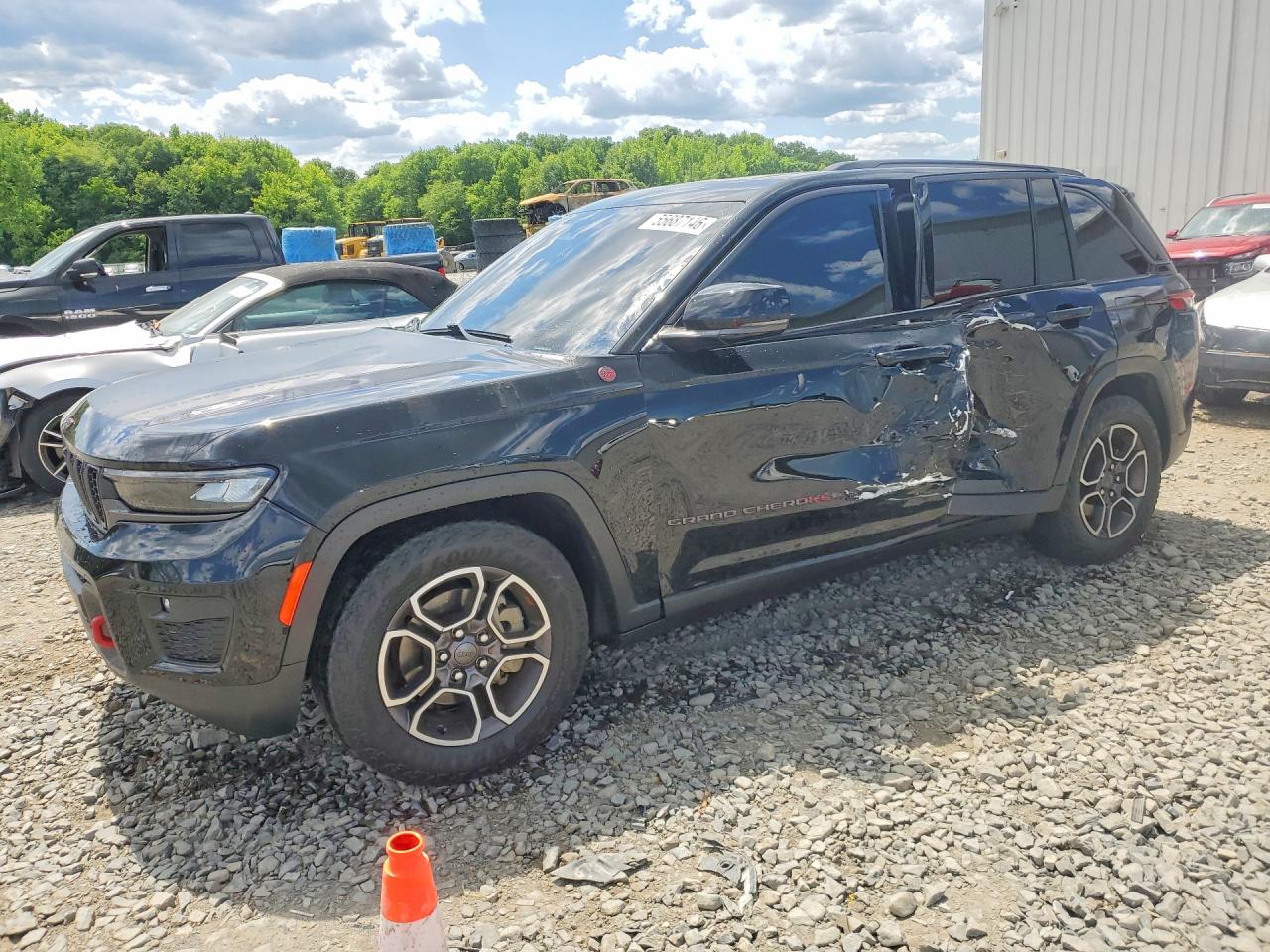 2022 Jeep Grand Cherokee Trailhawk, VIN 1C4RJHCG9N8588212 — Side