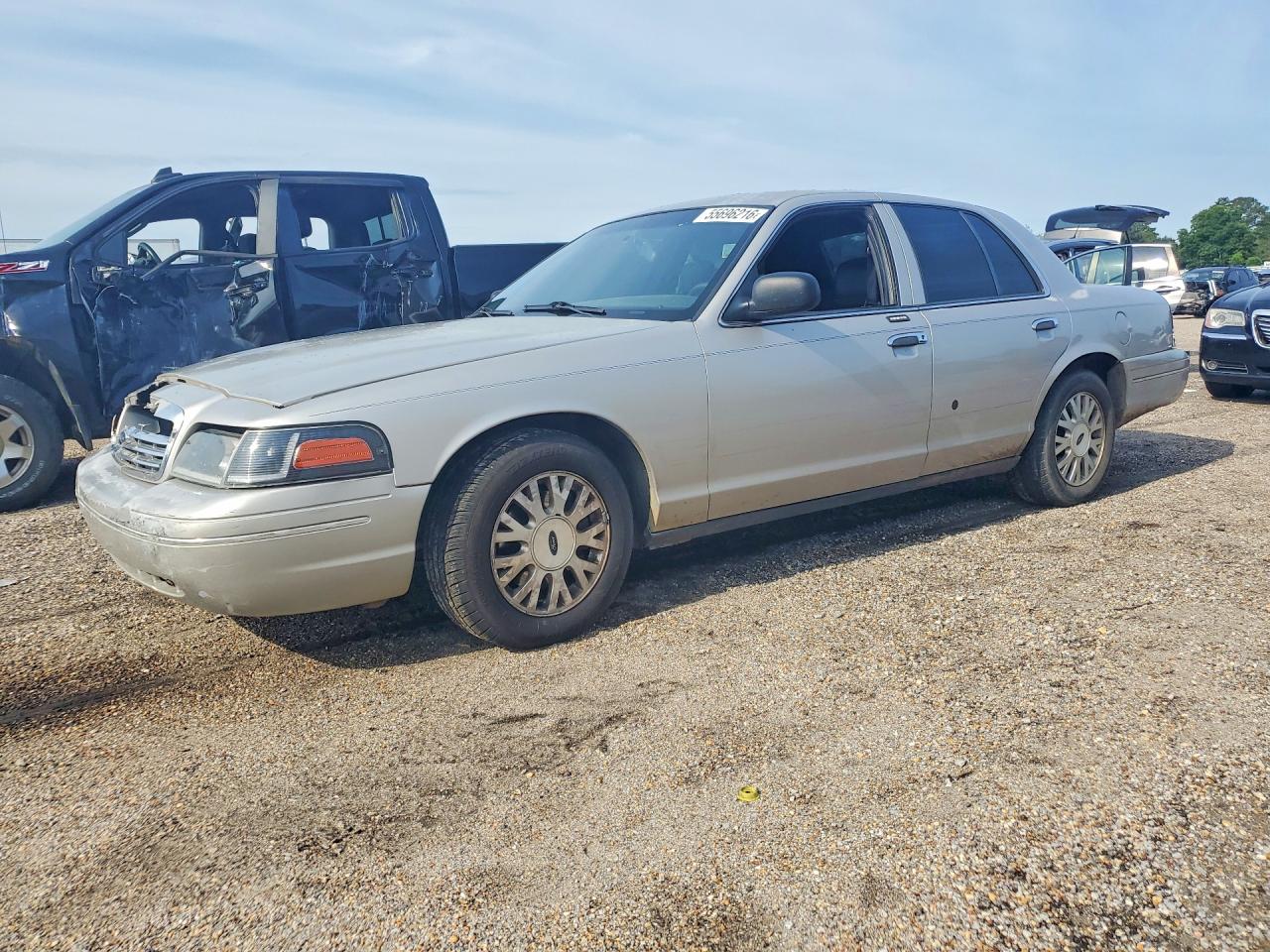 2004 Ford Crown Victoria LX, VIN 2FAFP74W54X125571 — Front end