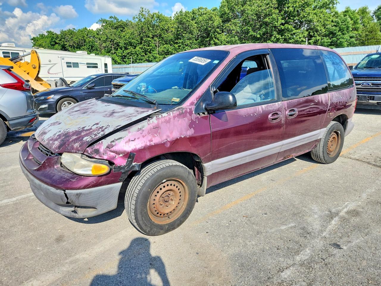 1999 Dodge Caravan SE, VIN 2B4GP45R7XR444787 — Front end
