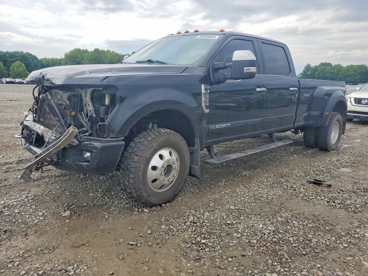 2017 Ford F-350 Platinum, VIN 1FT8W3DT8HEB40304 — Front end