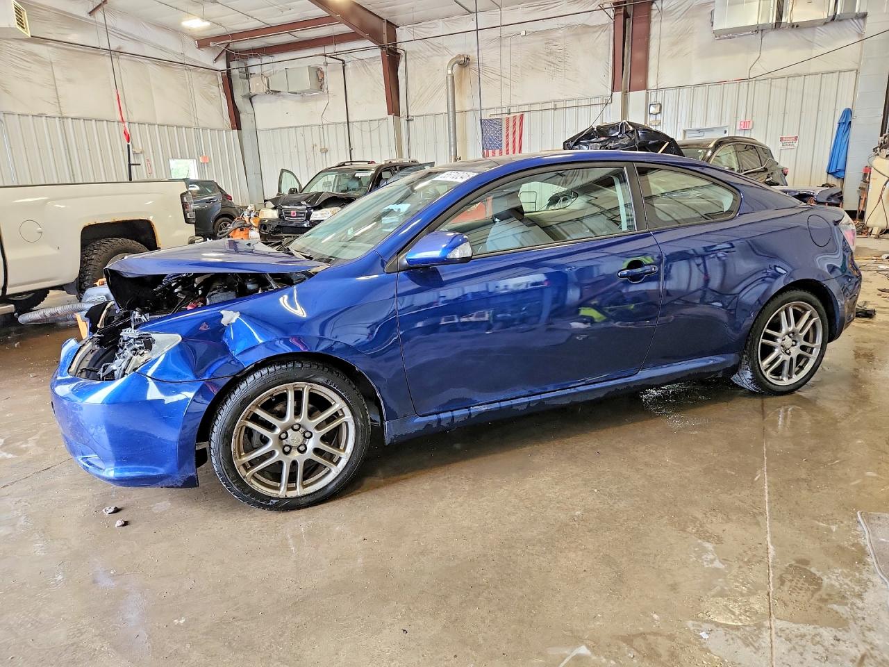 2009 Scion tC, VIN JTKDE167690292434 — Перед