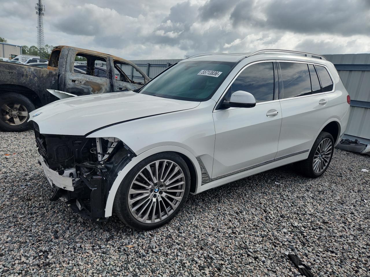 2021 BMW X7 xDrive40i, VIN 5UXCW2C06M9F55279 — Front end