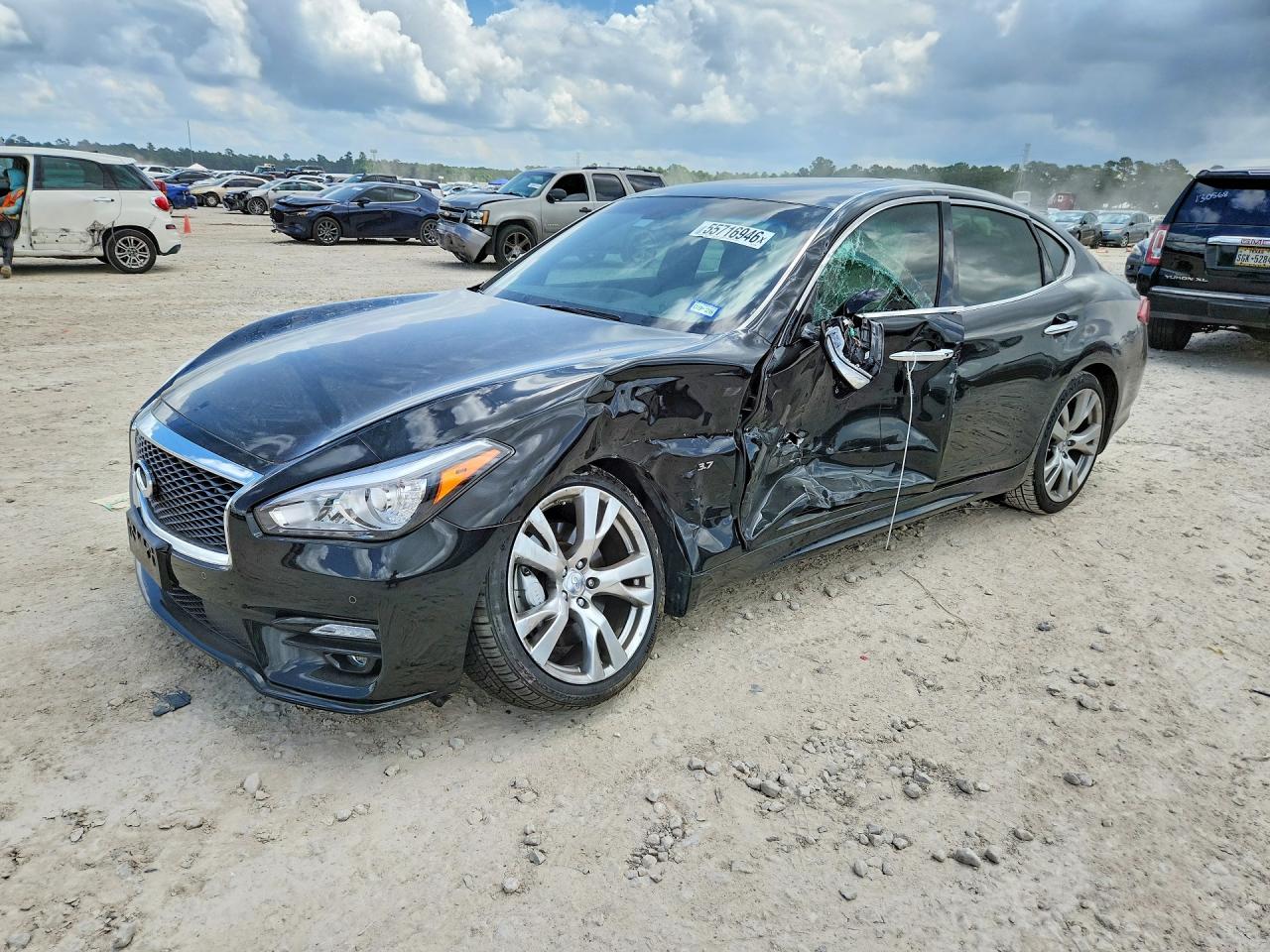 2019 Infiniti Q70 Luxe, VIN JN1BY1AP2KM505698 — Side