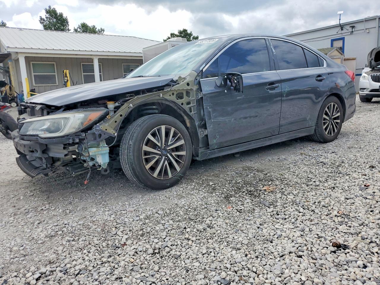 2018 Subaru Legacy Premium, VIN 4S3BNAF65J3014553 — Перед
