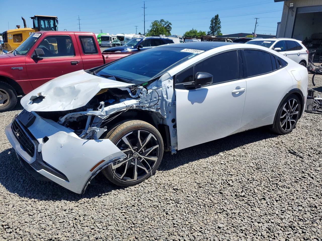 2024 Toyota Prius XSE Premium, VIN JTDACACU8R3034747 — Перед