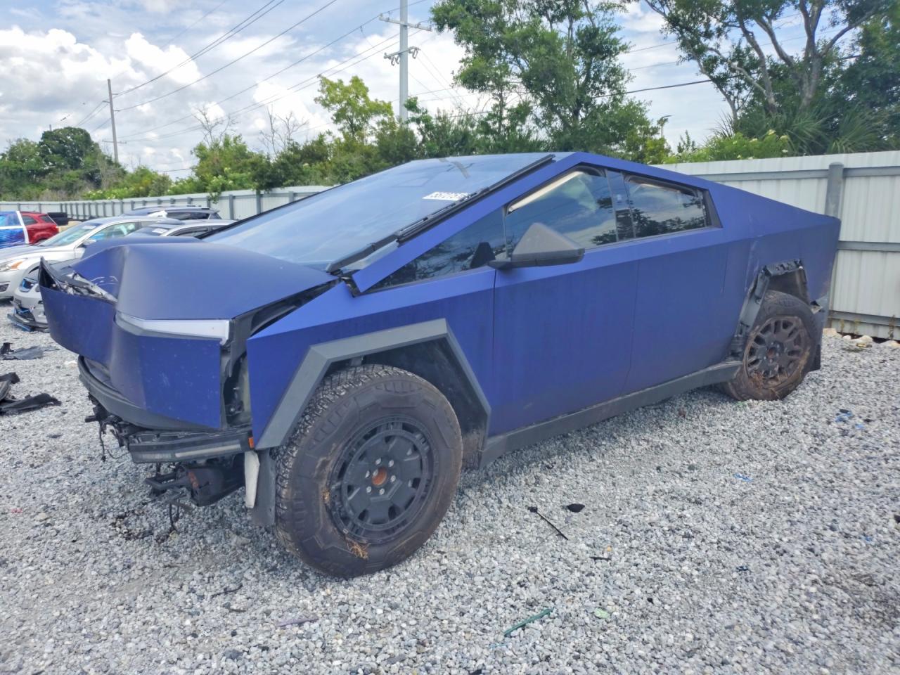 2024 Tesla Cybertruck, VIN 7G2CEHED8RA016934 — Перед
