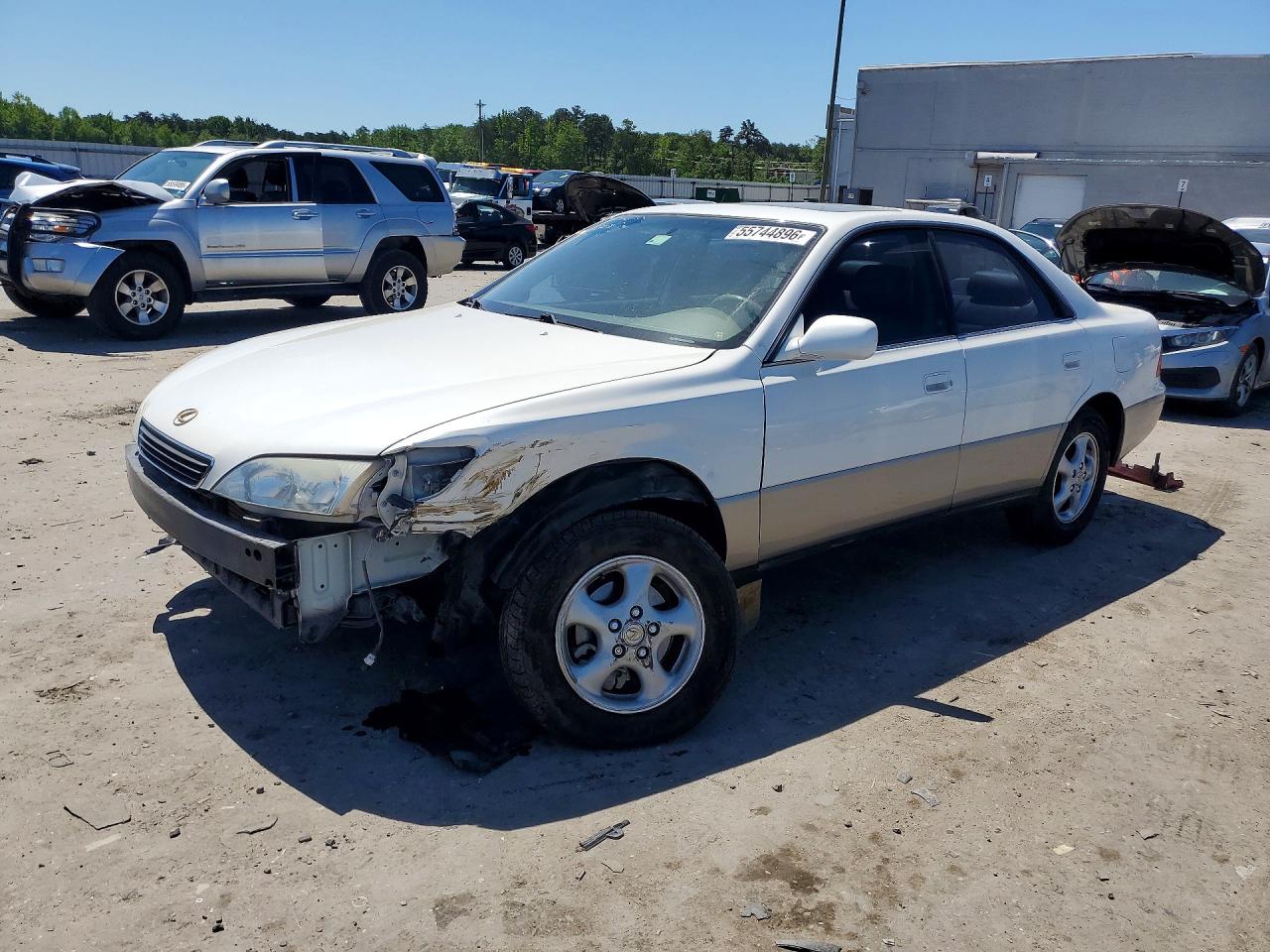 1998 Lexus ES 300, VIN JT8BF28G5W5049595 — Front end